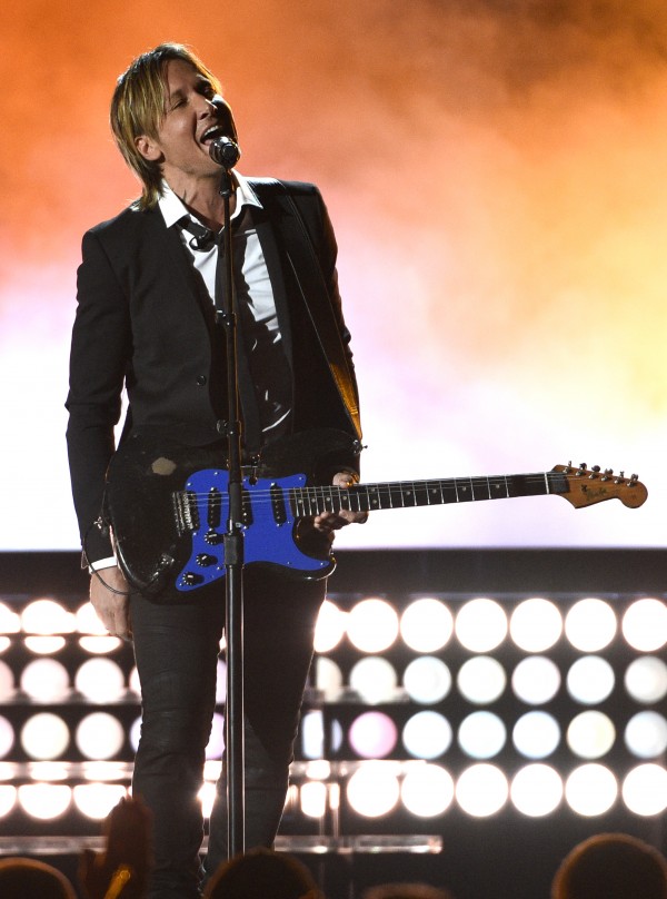 Keith Urban performs (Chris Pizzello/Invision/AP)