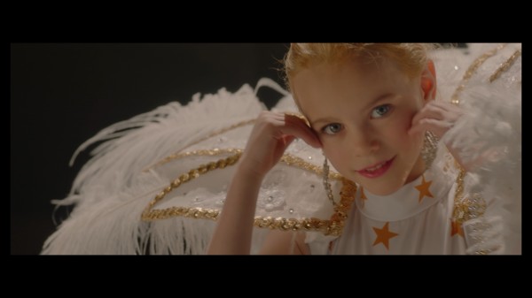Hannah Cagwin as the young beauty queen (Netflix)