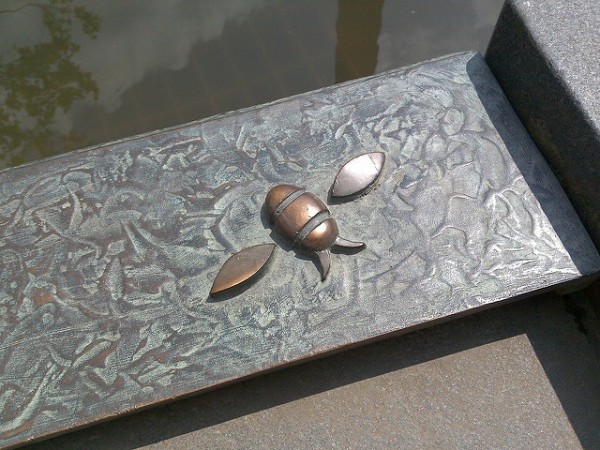 bee in the cathedral gardens fountain (Frankie Roberto/Flickr)