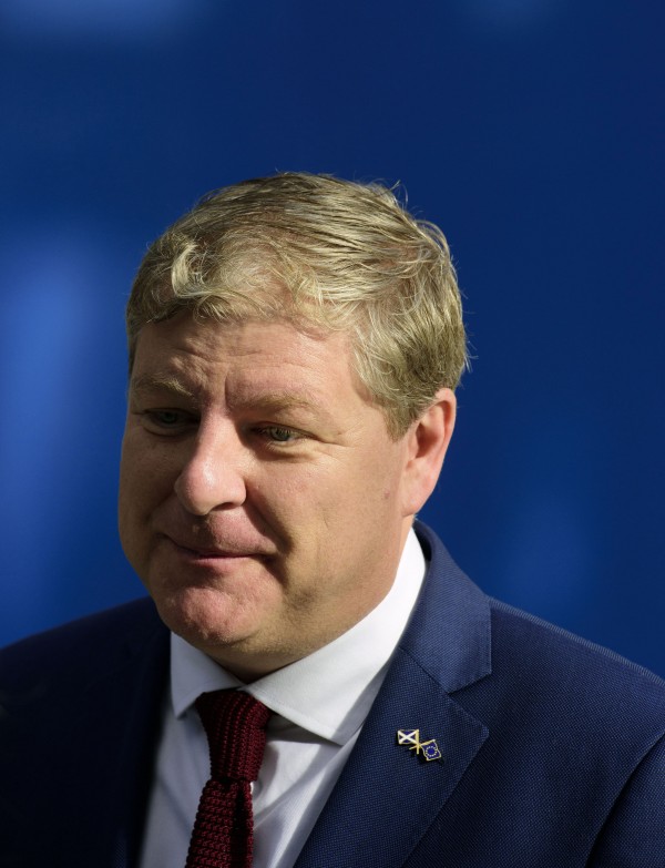Angus Roberston