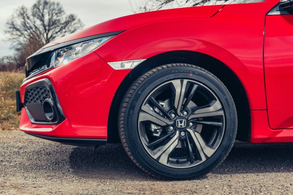 Large alloy wheels give the Civic plenty of presence